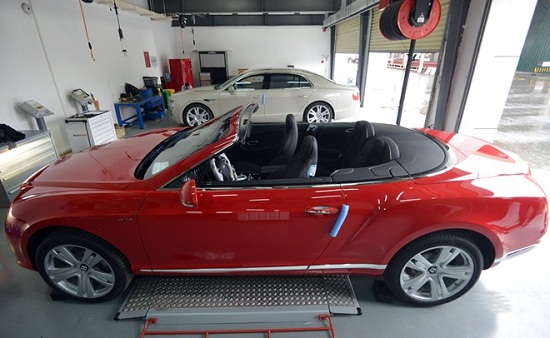 Chiêm ngưỡng cặp xế khủng Bentley nhập khẩu chính hãng đầu tiên ở Việt Nam